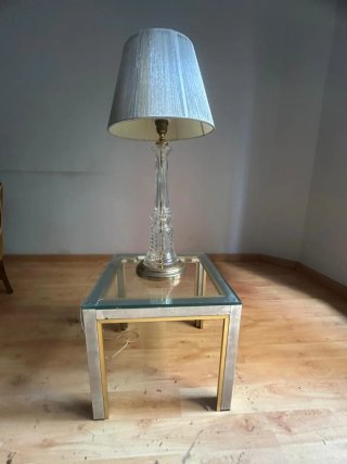 Mesa auxiliar de cristal y lámpara clásica