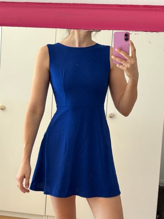 Minivestido azul eléctrico con detalle en espalda