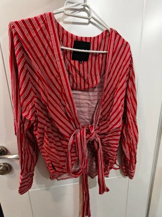 Blusa de rayas rojas y blancas