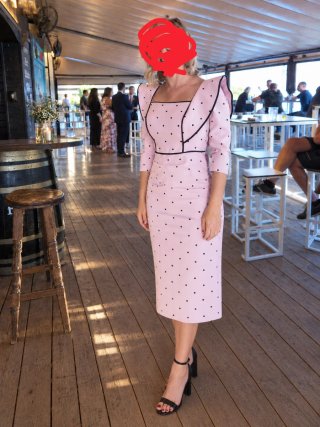 Vestido de invitada rosa con lunares