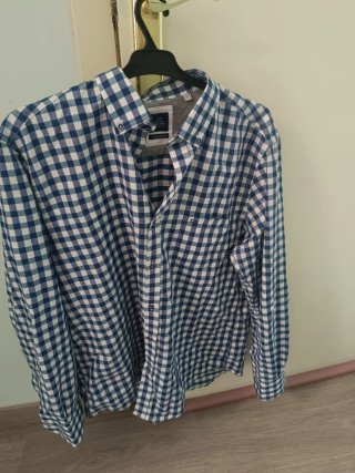 Camisa de cuadros azul y blanca