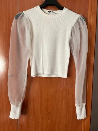 Top blanco con mangas transparentes abullonadas