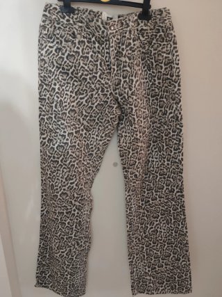 Jeans con estampado de leopardo
