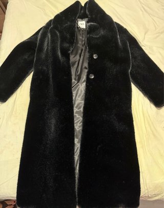 Abrigo largo efecto pelo Zara Negro