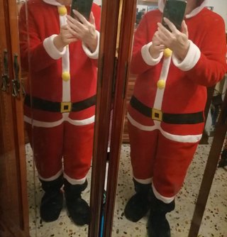 Mono con capucha de Papá Noel o Mamá Noel.