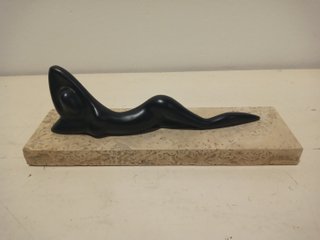 ESCULTURA FIGURA FEMENINA RECOSTADA ARTE MODERNO