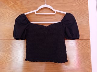 Top corto negro con mangas abullonadas