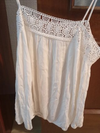 Camiseta blanca con detalles de encaje