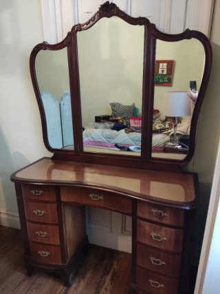 Tocador Antiguo de Madera con Espejo