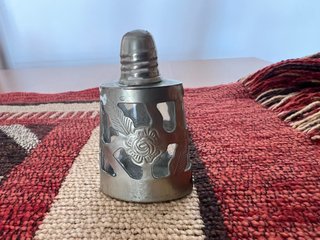 Perfumero de Vidrio con Cubierta Metálica