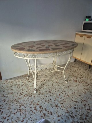 Conjunto de 2 mesas de piedra y metal