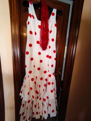 Vestido de flamenca blanco con lunares rojos