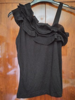 Camiseta negra con volante