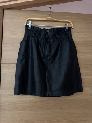 Falda Corta Negra Efecto Piel