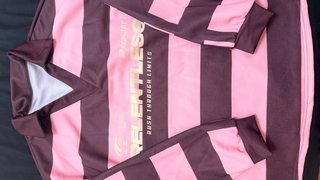 Camiseta de rayas rosa y marrón