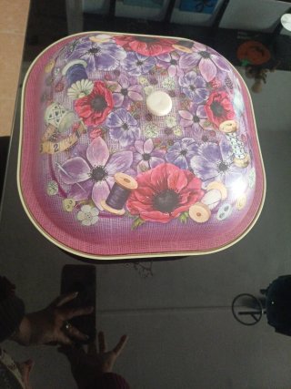 Contenedor Metálico con Estampado Floral