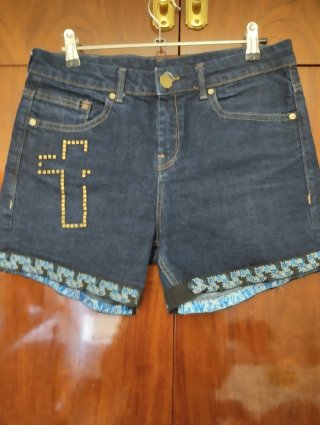 Short vaquero con detalles