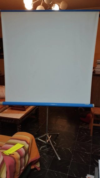 Pantalla para Proyector con Trípode. La marca no e