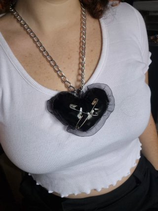 Collar con Corazón Negro y Cadena