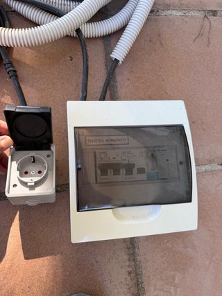 Cuadro Eléctrico y Enchufe para Carga