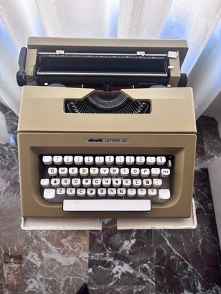 Máquina de escribir Olivetti Lettera 25 + patas