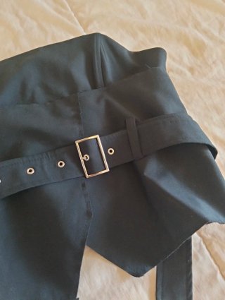 Top corsé negro ZARA con hebilla decorativa