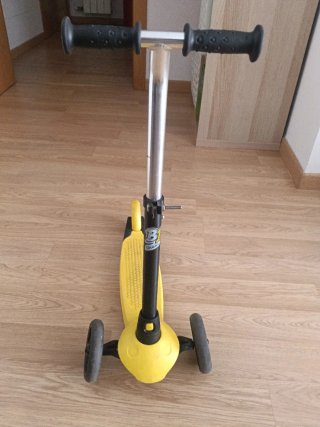 Patinete de 3 ruedas amarillo y negro
