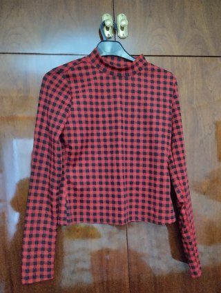 Camiseta de cuadros roja y negra