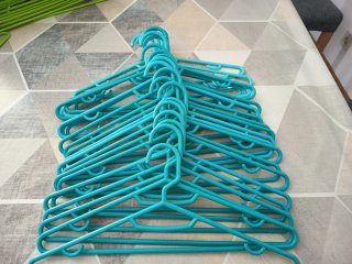 Lote de 29 perchas para ropa infantil color azul