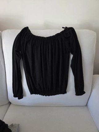 Blusa negra con escote bardot elastico