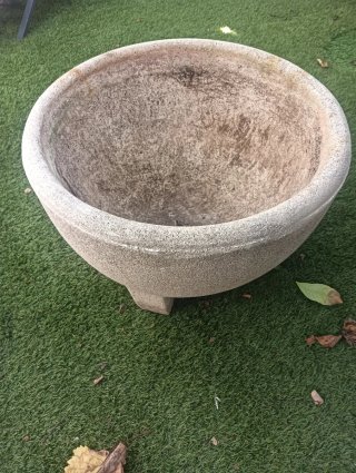 Par de macetas grandes de piedra