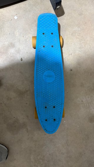 Skate Azul con Ruedas Amarillas