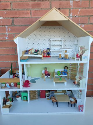 Casita de muñecas de madera con accesorios
