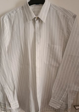 Camisa blanca manga larga a rayas. Fácil plancha.