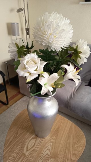 Jarrón Plateado con Flores Artificiales
