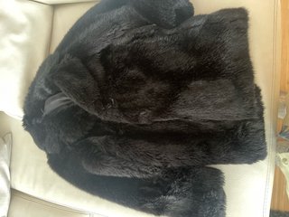 Abrigo de pelo negro