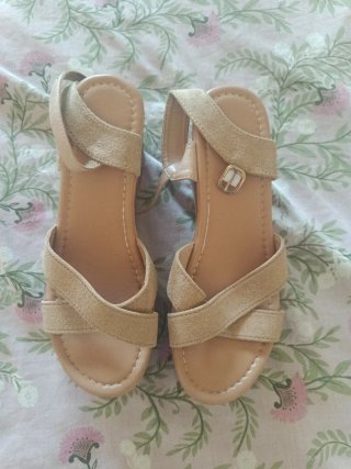 Sandalias con tacón beige