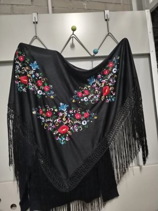 Mantón Negro con Bordados Florales