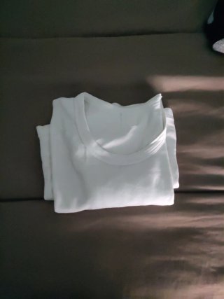 T-shirt bianca da indossare sotto gli altri vestiti