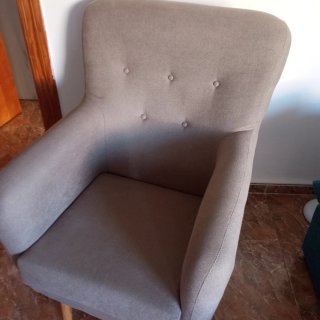 Sillón de tela beige