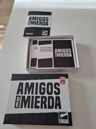 Juego de mesa "Amigos de Mierda".