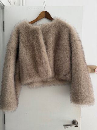 Abrigo de pelo sintético beige