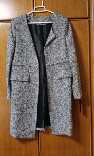 Abrigo de mujer gris y negro
