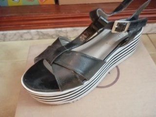 Sandalias de cuña negras