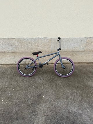 Bicicleta BMX Gris con Neumáticos Morados