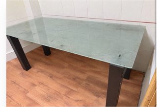 Mesa de comedor con sobre de vidrio