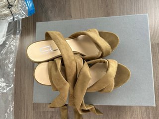 Sandalias de cuña atadas al tobillo