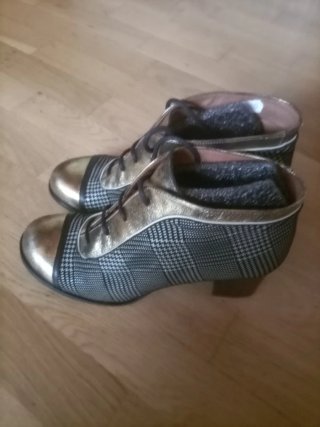 Zapatos con estampado de cuadros y detalles oro