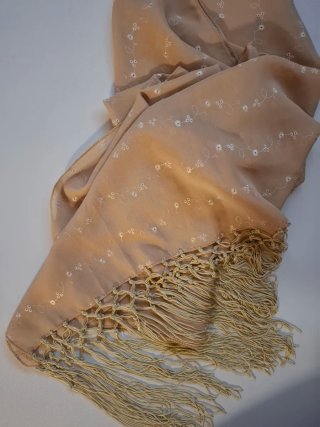 Chal Bordado Beige con Flecos
