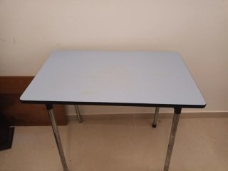 Mesa auxiliar con patas metálicas